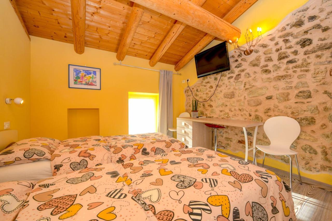 Апартаменты Casa Nel Borgo - Il Gufo Tremosine Экстерьер фото
